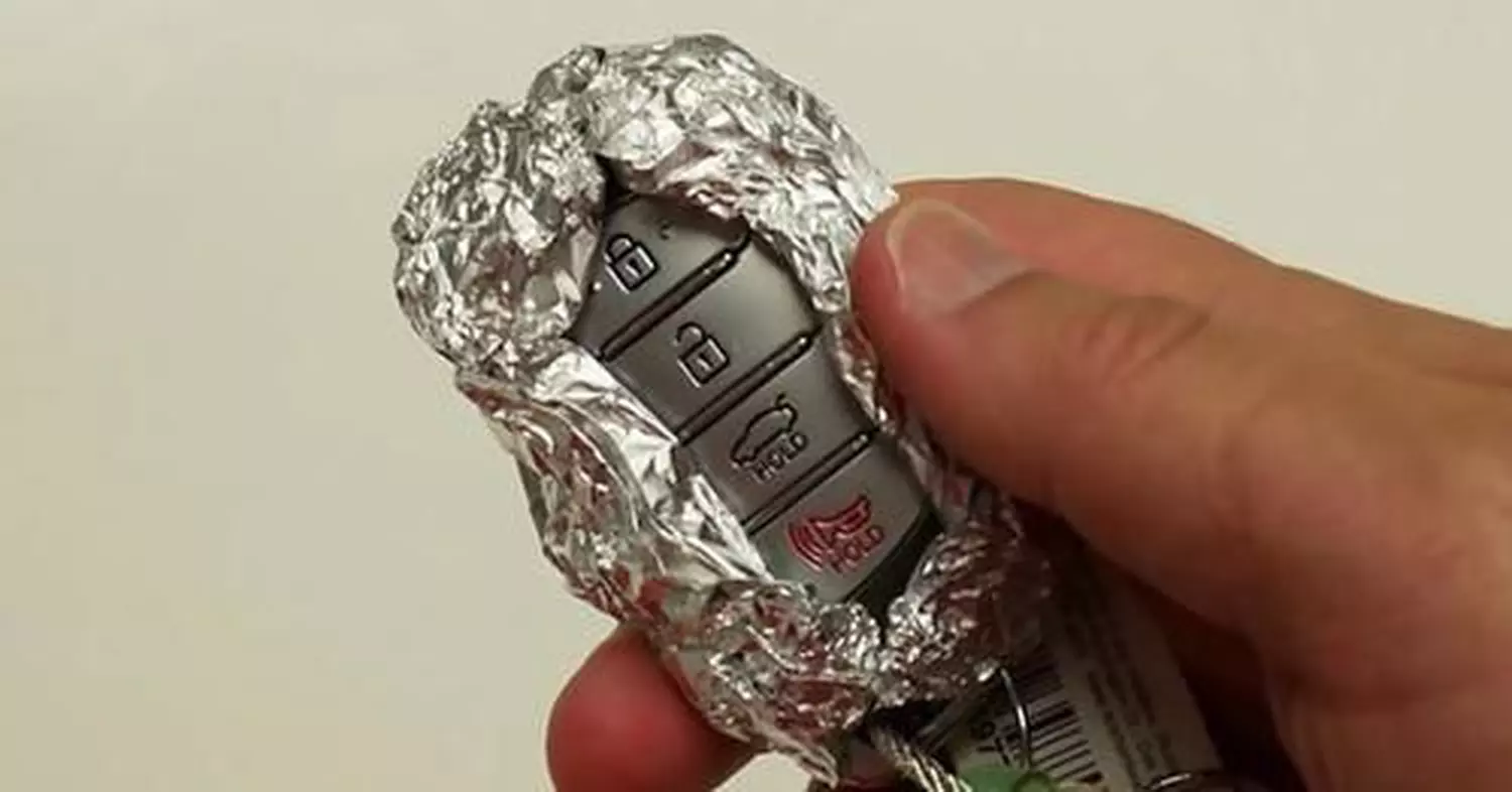 Unglaublicher Sicherheits-Trick: Darum wickeln immer mehr Autofahrer ihre Autoschlüssel in Alufolie – der einfachste und effektivste Schutz vor Keyless-Diebstahl!