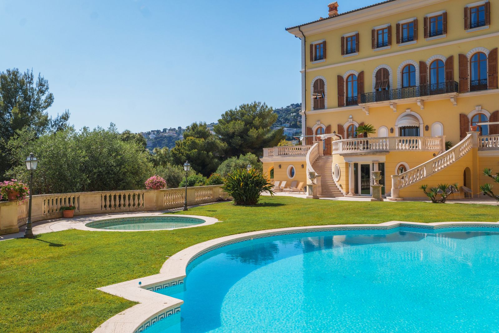 Die Fassade erinnert an Paläste der Belle Epoque.